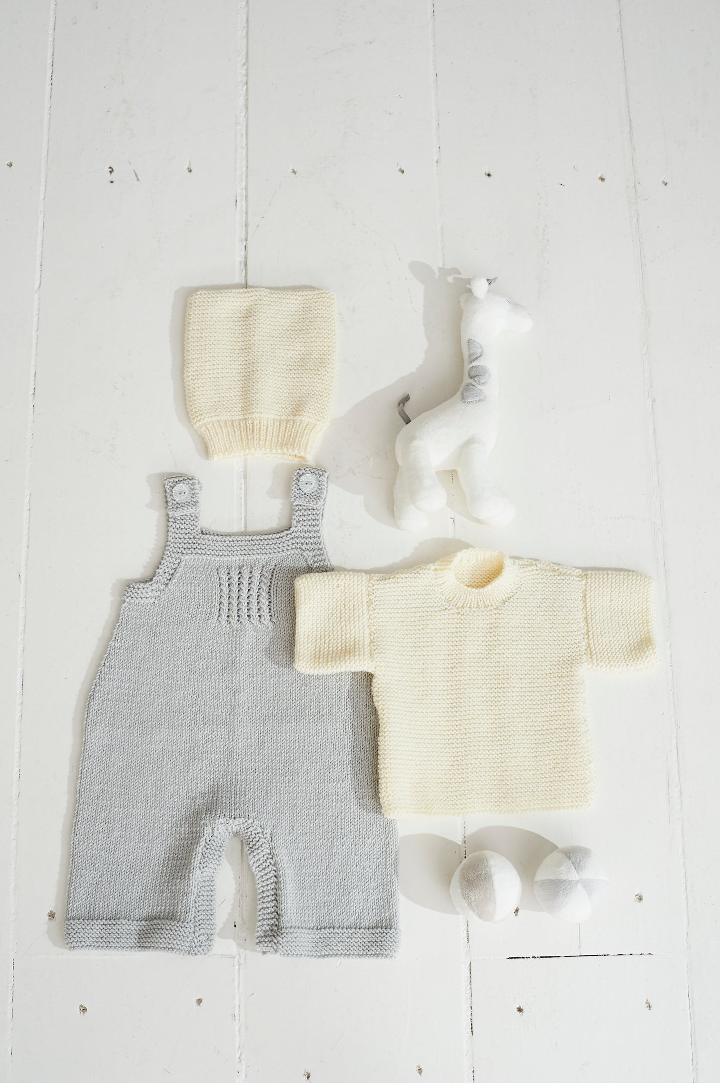 Pattern 9498 - Bambino DK Dungarees, Top and Hat