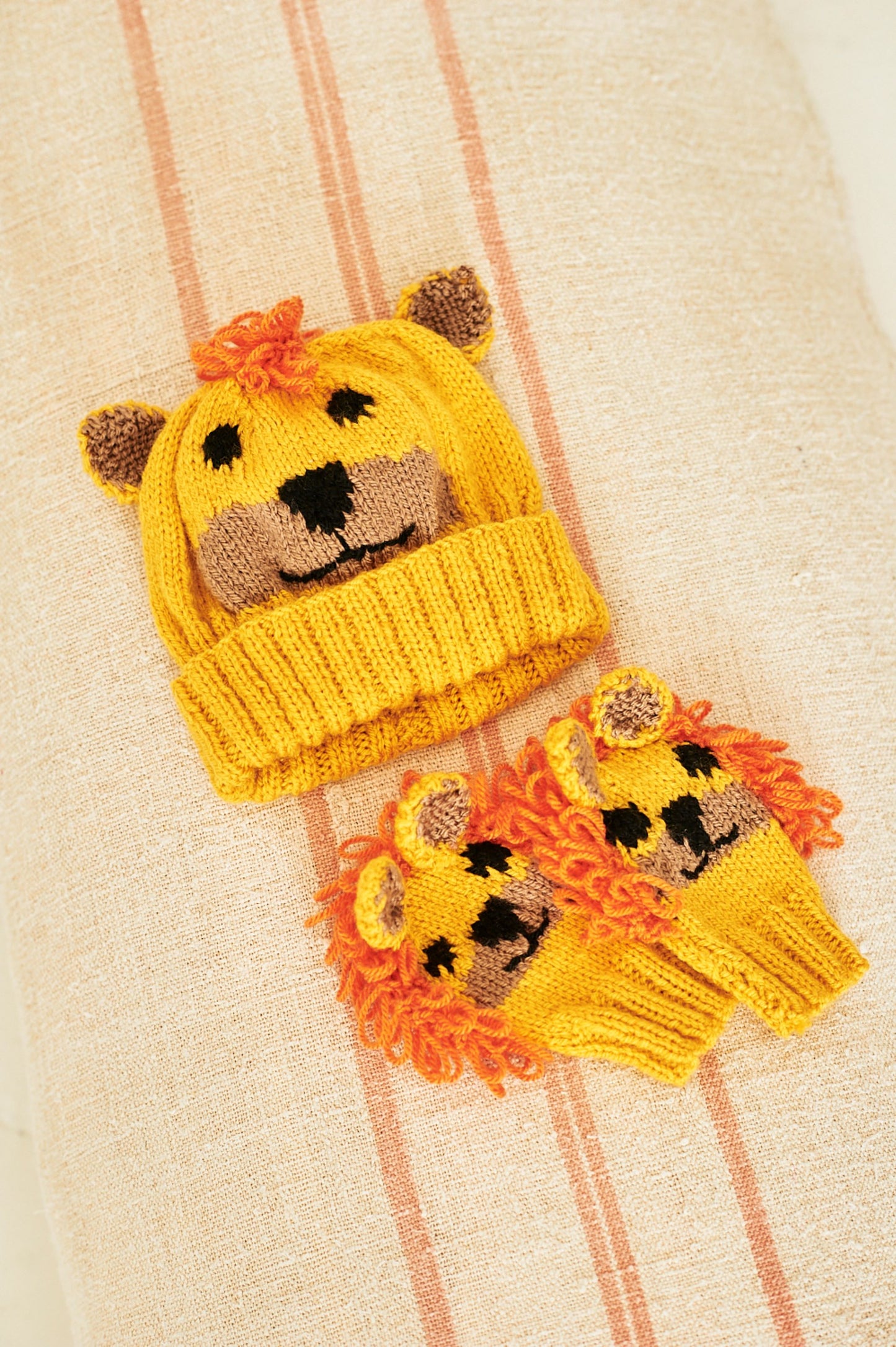 Pattern 9868 - Bellissima, Special DK Rory the Lion Toy, Hat & Mittens