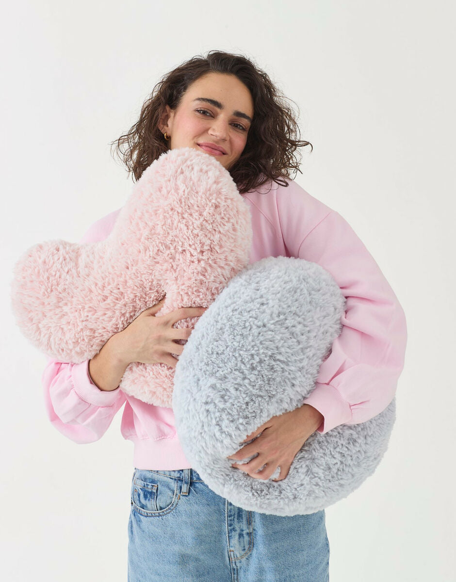 LOVABLE CUSHION COVERS KNITTING PATTERN IN SIRDAR ALPINE FUR EFFECT 10818