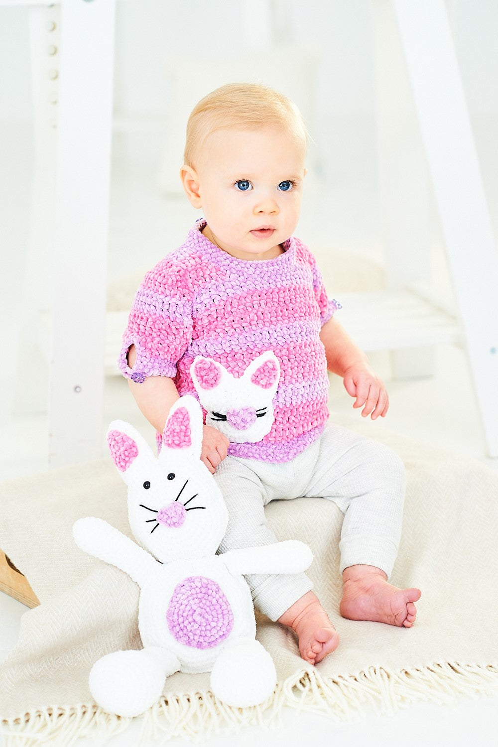 Stylecraft Pattern 10150 - Squeeze Me
Sweater & Toy