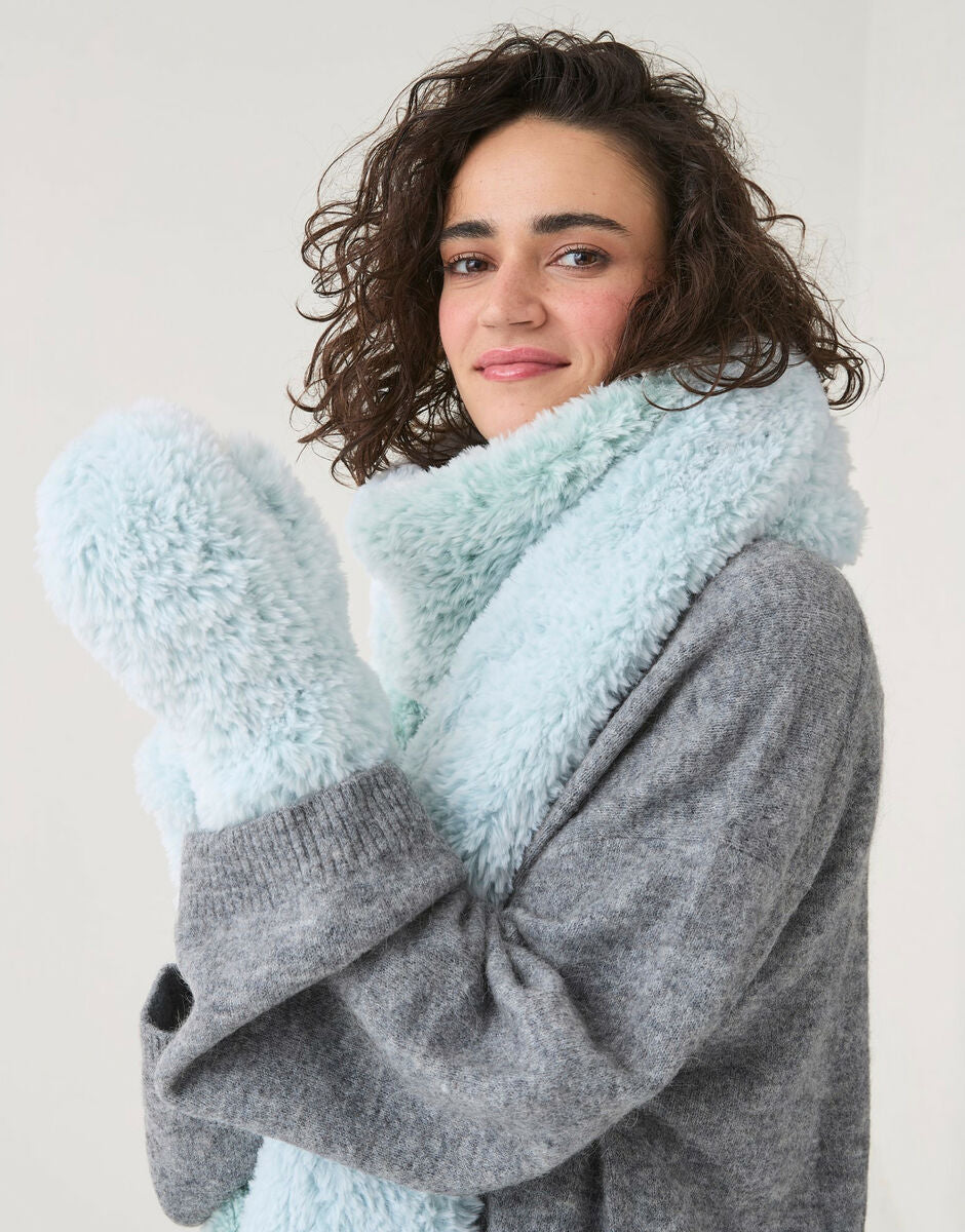 SCARF & MITTENS KNITTING PATTERN IN SIRDAR ALPINE FUR EFFECT 10816