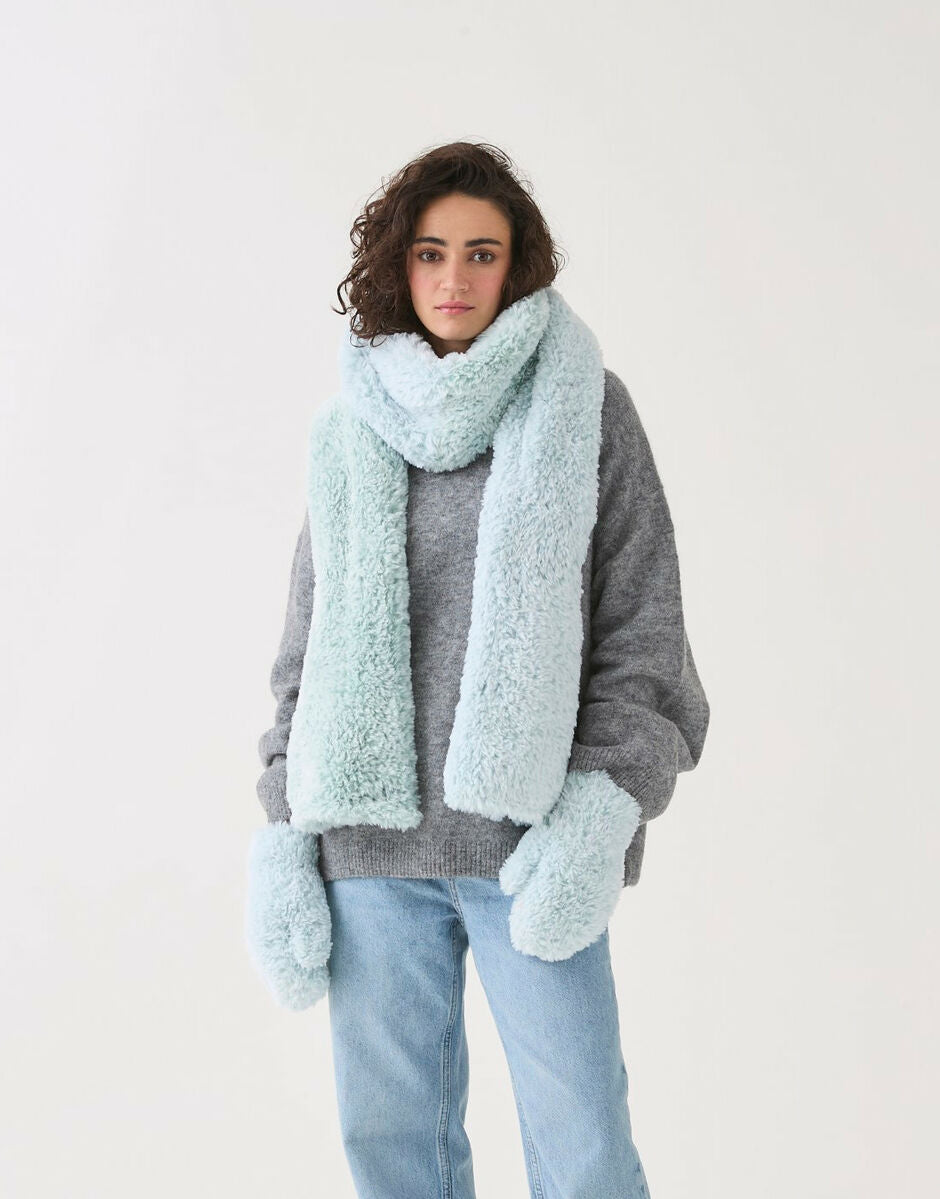 SCARF & MITTENS KNITTING PATTERN IN SIRDAR ALPINE FUR EFFECT 10816