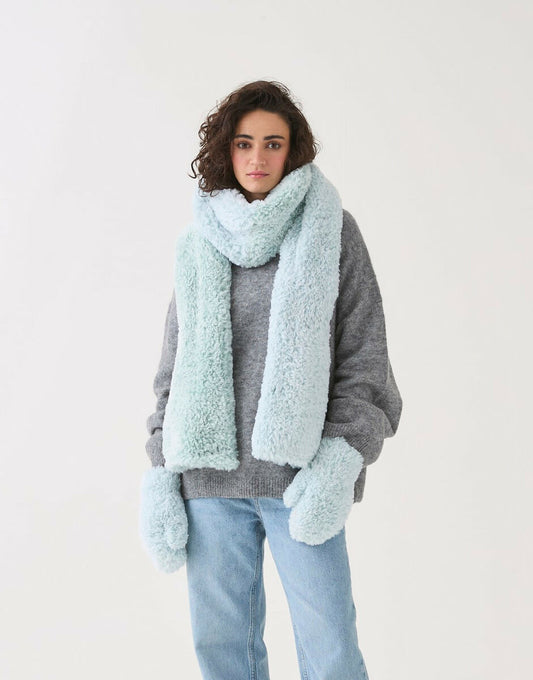 SCARF & MITTENS KNITTING PATTERN IN SIRDAR ALPINE FUR EFFECT 10816